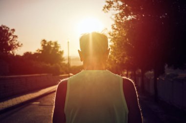 Cagliari Sardunya gün batımında yaşlı adam kıdemli koşu spor aktivitesi - İtalya Saint Michele Hill (Monte San Michele).