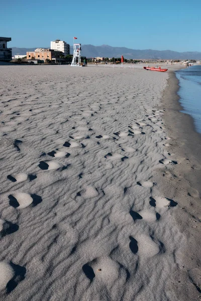 Strand von poetto bei Sonnenuntergang in der stadt cagliari - sardinien - italien . — Stockfoto