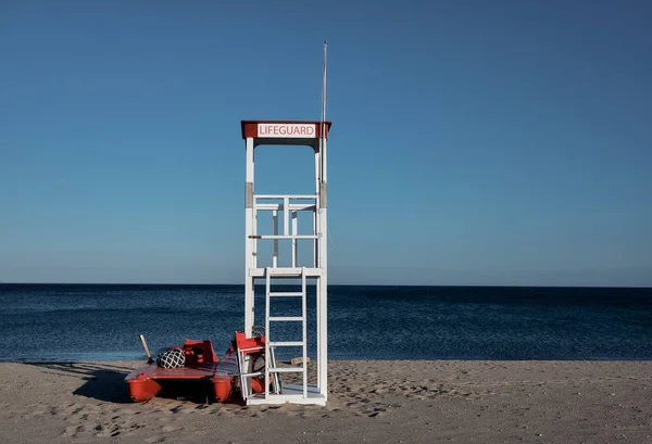 Lifeguard Cabin Beach na praia de Poetto ao pôr do sol na cidade de Cagliari - Sardenha - Itália . — Fotografia de Stock
