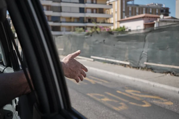 Hand spürt Luft aus dem Fenster. — Stockfoto