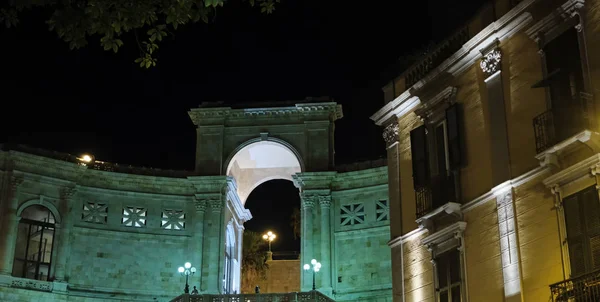 Kilátás Bastione di San Benedetto éjjel a város Cagliari-Szardínia-Olaszország. — Stock Fotó