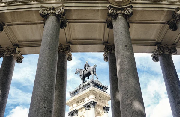 Monumento ao Rei Afonso XII no Parque Buen Retiro - Parque del Buen Retiro, Madrid . — Fotografia de Stock