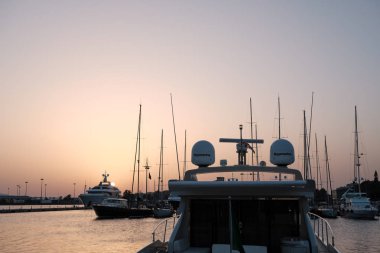 Cagliari Limanı, 2019, gün batımında yat ve teknelerle - Sardunya İtalya.