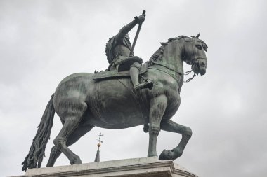 Madrid 'deki Plaza Mayor. Kral II. Philip Binicilik Heykeli .