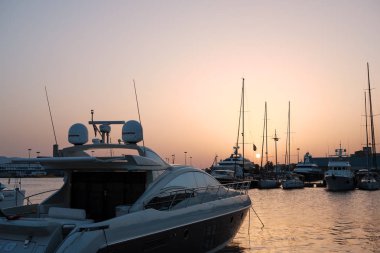 Cagliari Limanı, 2019, gün batımında yat ve teknelerle - Sardunya İtalya.