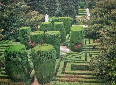 İspanya, Madrid 'deki Kraliyet Sarayı ve Halk Bahçesi' nde fotoğraf çeken bir çocuk..
