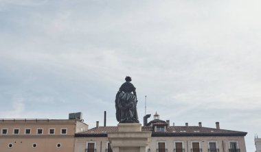 Madrid 'deki ünlü heykel ve meydan - İspanya - vücut kopyası - güneşli bir gün açık mavi gökyüzü