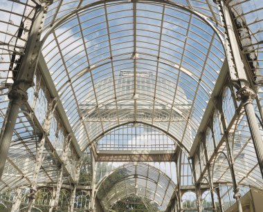 Madrid, İspanya - Eylül 2019: Palacio de Cristal 'in iç mekanı, Kristal Saray