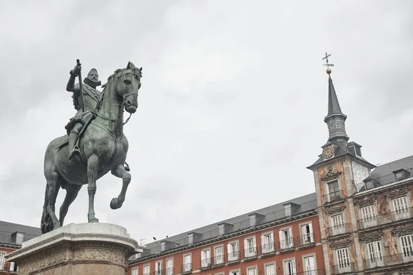 Hauptplatz - Plaza Mayor in Madrid Spanien. König Phillip II Reiterstandbild. — Stockfoto