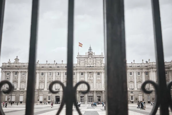 Vista a través de la puerta del Palacio Real de Madrid - España - destino turístico - atracción turística . — Foto de Stock