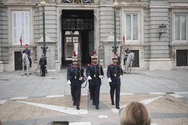 Madrid spanien - sept 2019: Wachablösung im königlichen Palast. — Stockfoto