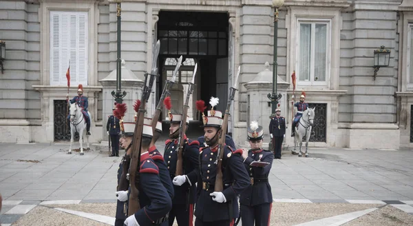 Madrid spanien - sept 2019: Wachablösung im königlichen Palast. — Stockfoto