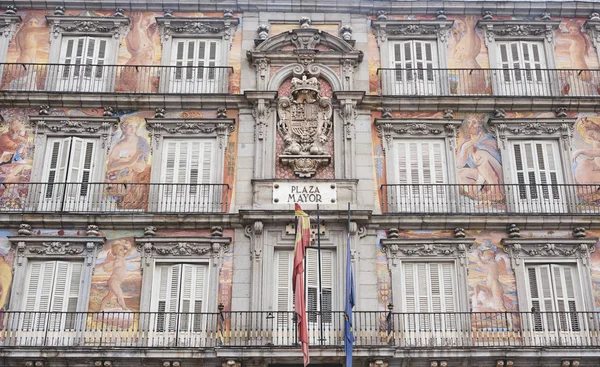 Stará budova s barevnou fasádou na Plaza Mayor, v deštivém dni v Madridu — Stock fotografie