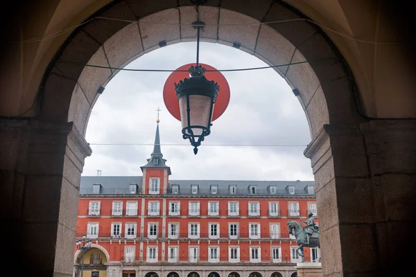 Edifício antigo com fachada colorida na Plaza Mayor, em um dia chuvoso em Madrid . — Fotografia de Stock