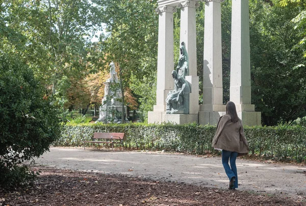 부엔 레티로 공원에서 걷고 있는 소녀 - 마드리드 의 Parque del buen Retiro — 스톡 사진