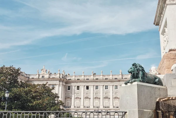 Estátua famosa e quadrado em madrid - Espanha - cópia do corpo - dia ensolarado céu azul claro . — Fotografia de Stock