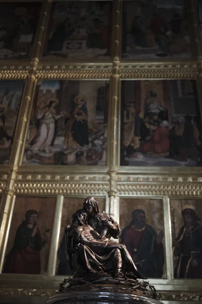 MADRID, ESPANHA - SEPT 2019 estátua e vista interior da Catedral de Santa Maria la Real de la Almudena — Fotografia de Stock