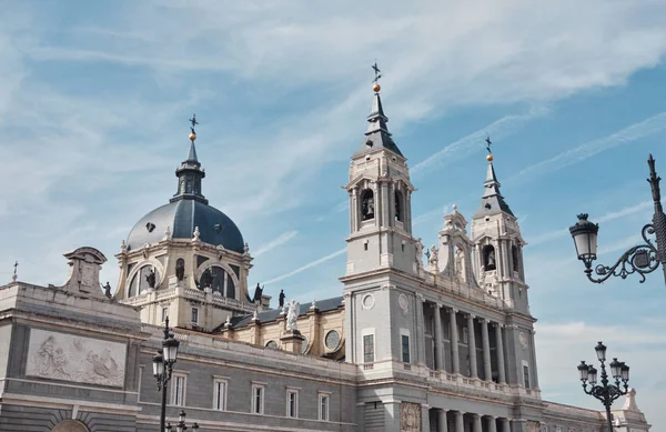 Vue sur la cathédrale de Santa Maria la Real de la Almudena par une journée ensoleillée avec ciel bleu clair et nuages . — Photo