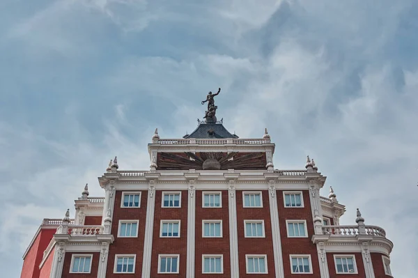 Fachada típica espanhola e construção em madrid - Espanha - cópia do corpo - dia ensolarado céu azul claro . — Fotografia de Stock