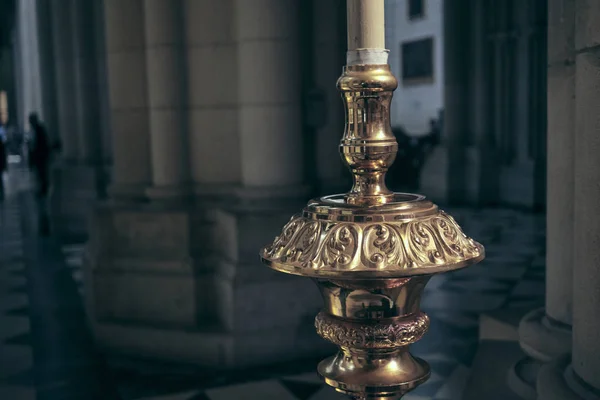 Madrid, Spanje - Sept 2019 interieur van de kathedraal van Santa Maria la Real de la Almudena. — Stockfoto