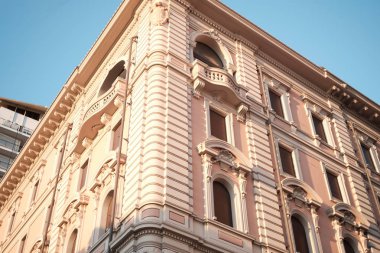 Ana yolda (Roma üzerinden) Cagliari şehrindeki tipik eski cephe.