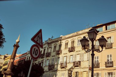 Ana alışveriş meydanındaki Cagliari şehrindeki tipik eski cephe - Sardunya.