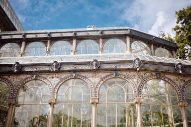 Madrid, İspanya - Eylül 2019: Palacio de Cristal, Kristal Saray.