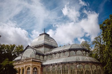 Madrid, İspanya - Eylül 2019: Palacio de Cristal, Kristal Saray.
