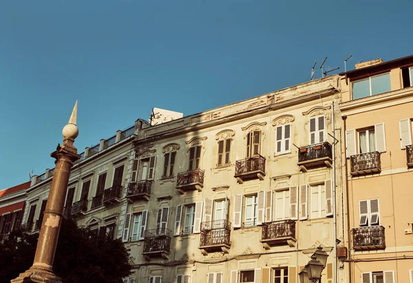Typická stará fasáda ve městě Cagliari na hlavním nákupním náměstí - Sardinie. — Stock fotografie