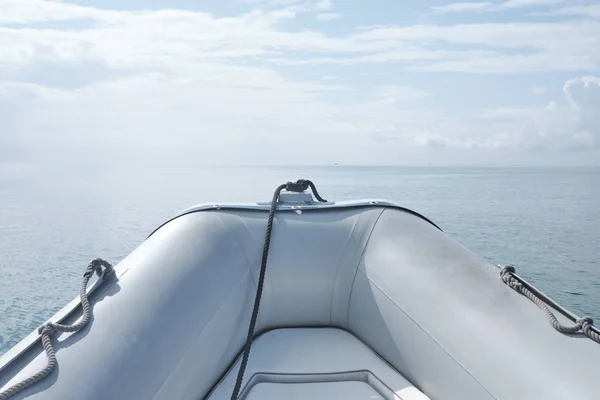 Barco de borracha inflável flutuando no mar com horizonte de paisagem marinha em um dia ensolarado - cópia do corpo — Fotografia de Stock