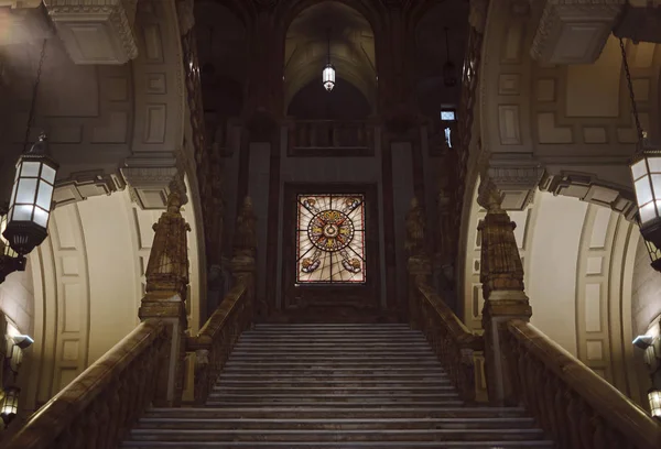 Eylül 2019. Süslü renkli pencereli donanma müzesi girişi Escaleras Müzesi Naval de Madrid. İspanya.