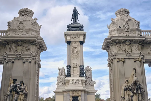 Pomnik w parku Buen Retiro - Parque del Buen Retiro, Madryt. — Zdjęcie stockowe