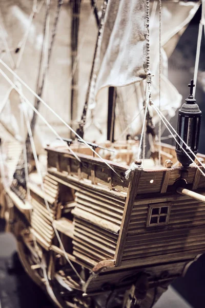 Close-up de modelo de navio velho náutico miniatura reprodução de galeão — Fotografia de Stock