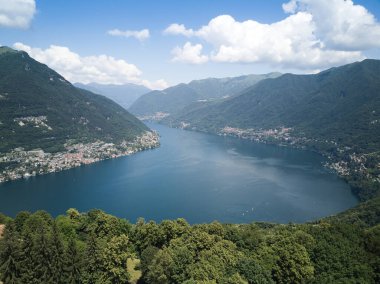 Güneşli bir günde, açık mavi gökyüzü ve bulutlu Como Gölü 'nün havadan görünüşü.
