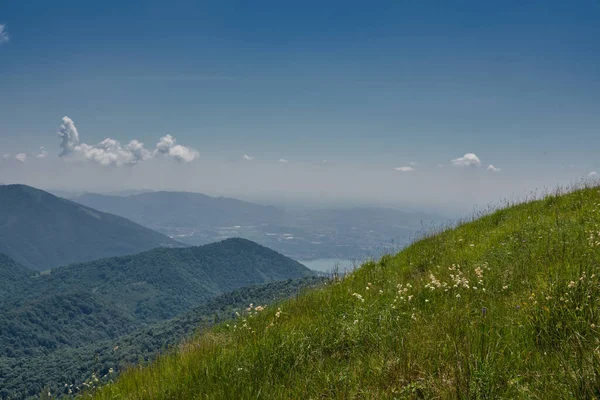 パランゾーンピークの登山道から見たコモ湖の風景 — ストック写真