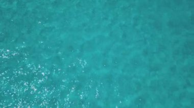 Sardunya kıyı şeridinin (mari pintau) hava manzarası güneşli bir yaz mevsiminde açık mavi gökyüzü ile deniz suyunu torquise eder.