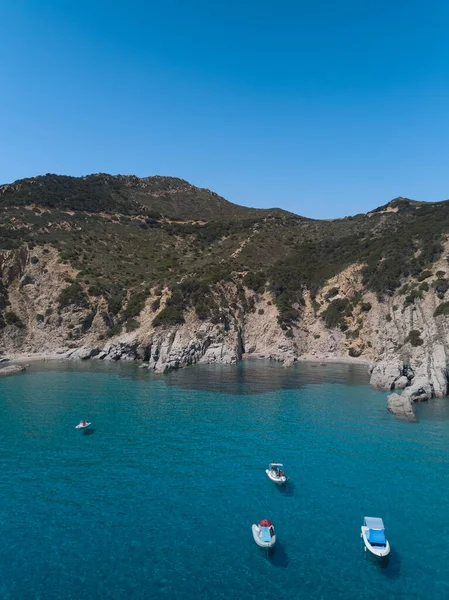 ボートとクリスタルクリアブルーターコイズブルーの海とイワシの海岸線の空中ビュー Cala Sirena Sardiniaの旅行 — ストック写真