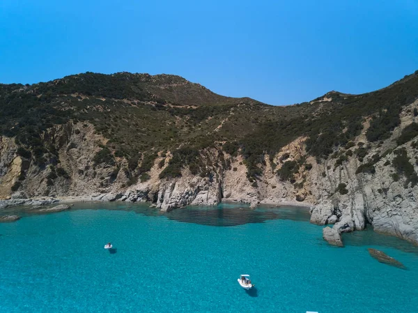 Vanuit Lucht Uitzicht Sardinische Kust Met Boot Kristalheldere Blauwe Turquoise — Stockfoto