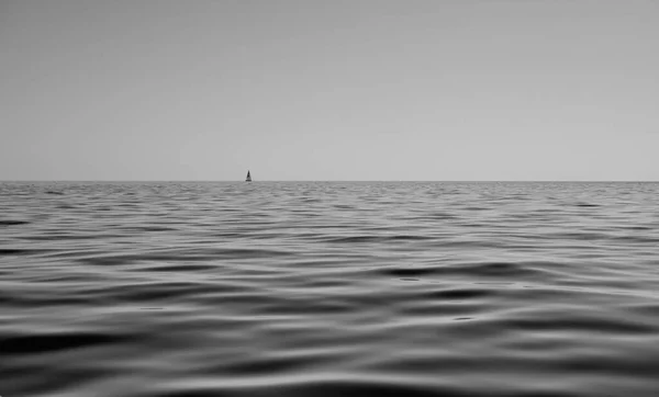Μαύρο Και Άσπρο Θαλασσογραφία Της Ήρεμης Θάλασσας Ιστιοφόρο Στο Παρασκήνιο — Φωτογραφία Αρχείου