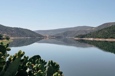 Flumendosa Gölü 'nün çarpıcı manzarası. Sardunya' da saklanacak bir yer keşfetmek ve seyahat etmek.