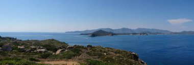 Lahana adalarındaki deniz fenerinin panoraması (isola dei cavoli) yelkenli teknesi - Cagliari Sardinia.