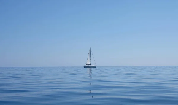 Sails Boat Very Calm Sea Seascape View Tranquil Concept Body — Stock Photo, Image