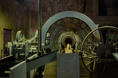 Mineralleri işlemek için Miniere di Rosas (Miniere di Rosas) İtalya 'daki Sardunya madenlerinde kullanılan eski endüstriyel makineler
