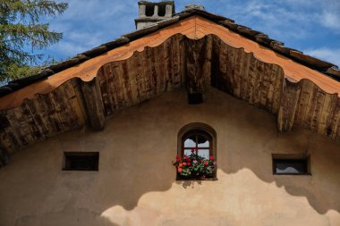 Tipik ön cephe evi dağı Gressoney-Saint-Jean, Valle d 'Aosta bölgesi, İtalya.