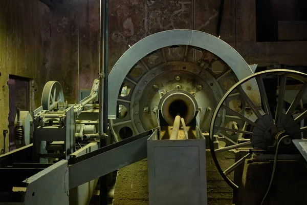 Παλαιά Βιομηχανικά Μηχανήματα Επεξεργασίας Ορυκτών Στο Μουσείο Ορυχείων Miniere Rosas — Φωτογραφία Αρχείου