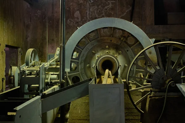 Mineralleri işlemek için Miniere di Rosas (Miniere di Rosas) İtalya 'daki Sardunya madenlerinde kullanılan eski endüstriyel makineler