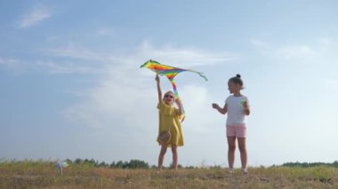 kaygısız zaman, neşeli çocuklar orman glade uçurtma ile oynarken eğlenmek, mavi gökyüzüne karşı doğada rahatlatıcı, dostluk kavramı