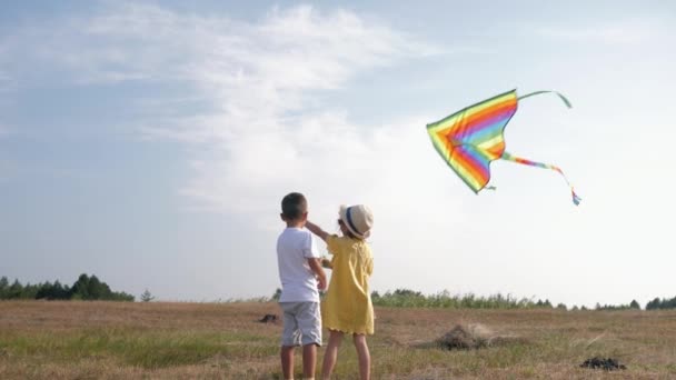 Bezstarostný dětství, šťastný hoch a dívka si vychutnejte okamžik s leteckou hračkou při pročištění v lesích při relaxaci na venkově během letních prázdnin — Stock video