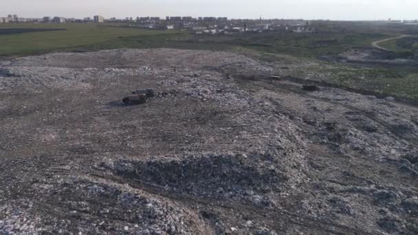 Vista aerea di discarica, la gente lavora in discarica vicino camion, gabbiani volare sopra grande mucchio di spazzatura — Video Stock