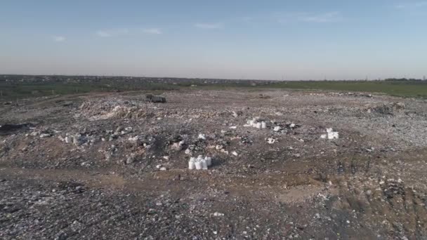 Spazzatura in discarica, vista drone sull'uomo che corre lungo la città discarica rifiuti domestici e gabbiani volanti su grandi cumuli di rifiuti — Video Stock
